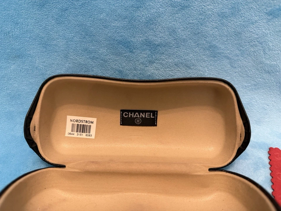 🔥Gafas de sol grandes de lujo genuinas CHANEL estuche rígido aviador con tela estampada roja Foto 3 de 4