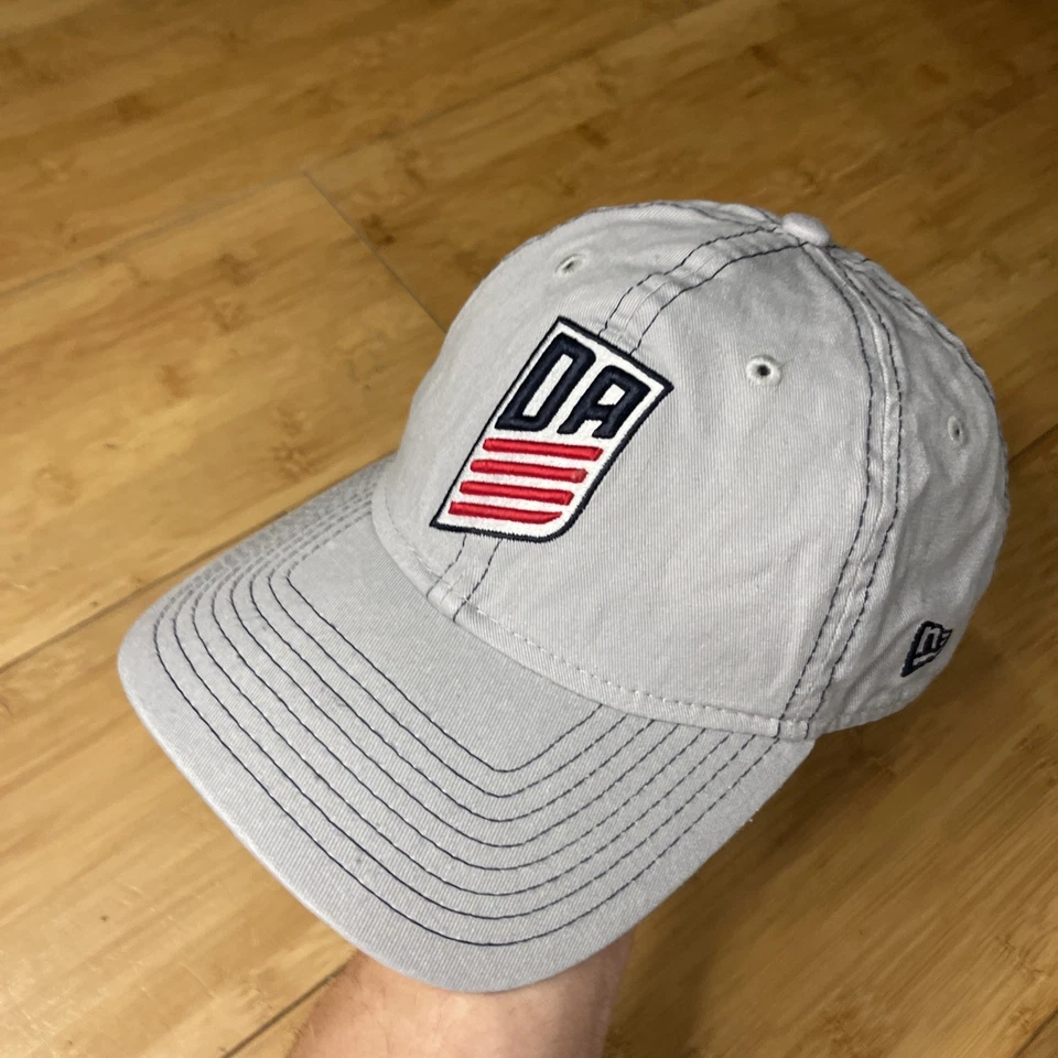 New Era 9TWENTY Equipo EE. UU. DA Desarrollo de Fútbol Gris Correa Papá Gorra Sombrero Usado en Excelente Condición En muy buena condición Foto 2 de 4