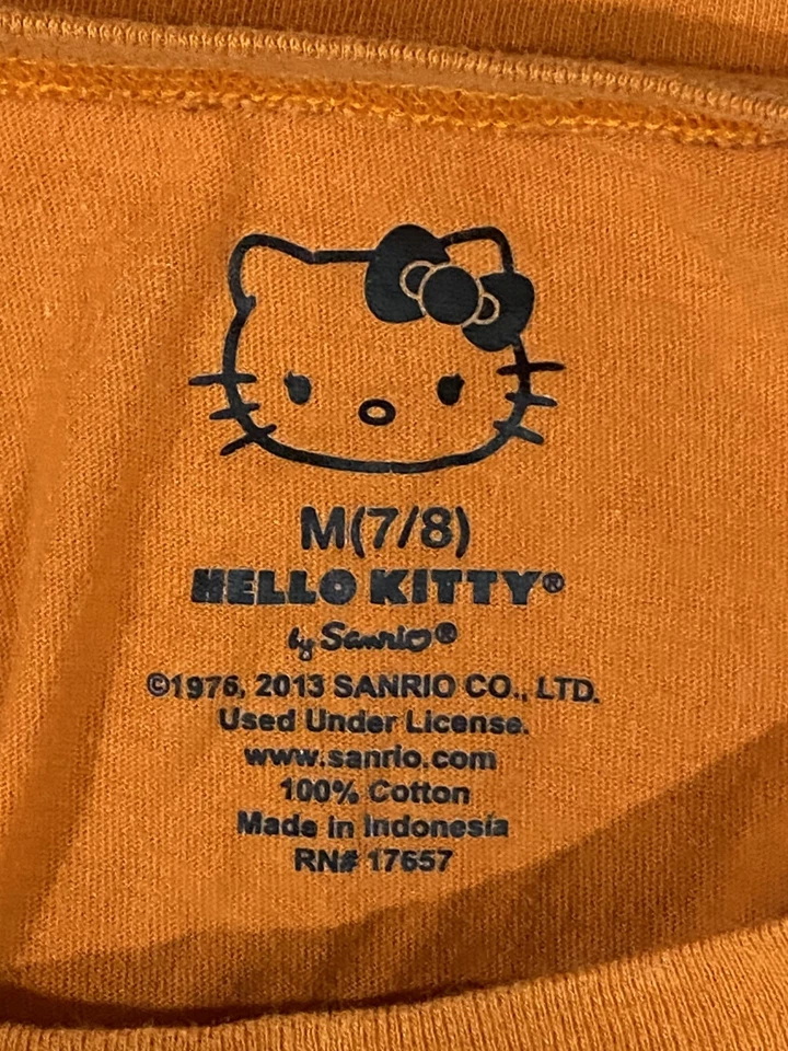 Camiseta Negra Hello Kitty Cutesy BOO-TI-FUL Halloween Manga Corta Naranja 🍊  Foto 3 de 4