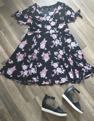Torrid Women's Plus Dress Size 2 2X Black Pink Floral Skater Fit & Flare