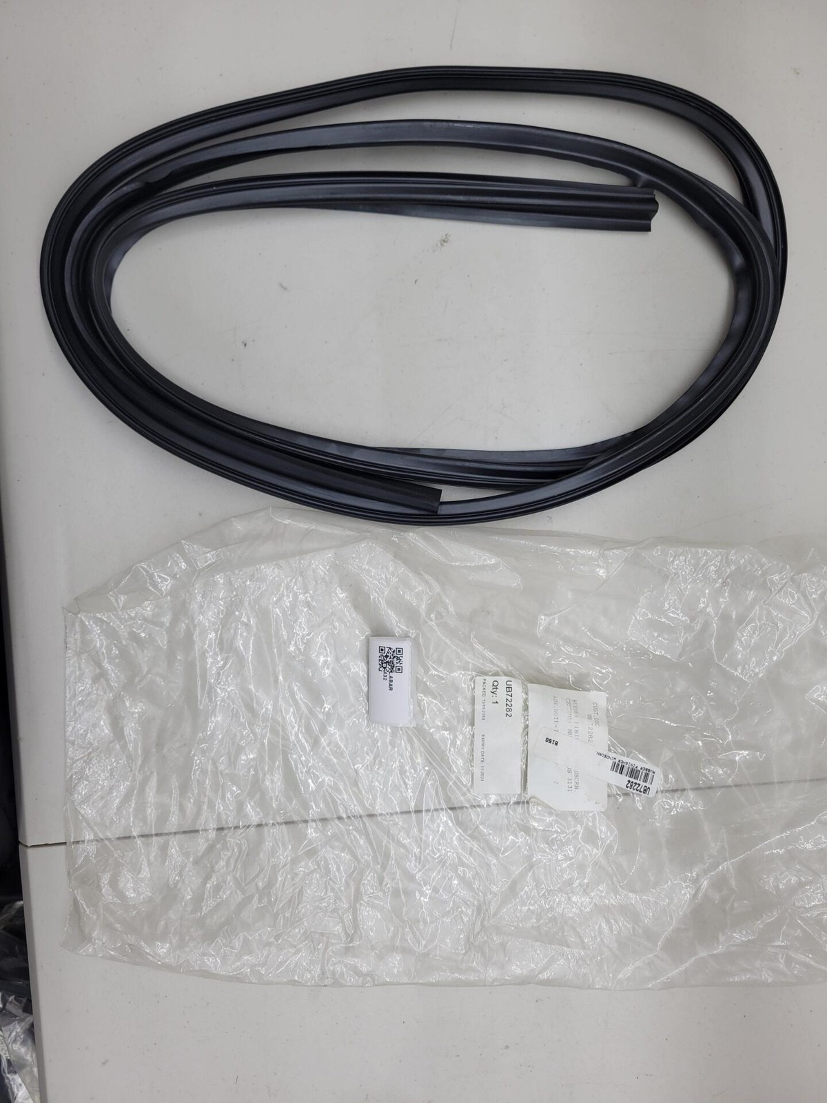 Rolls Royce / Bentley Rubber Finisher Windscrn UB72282