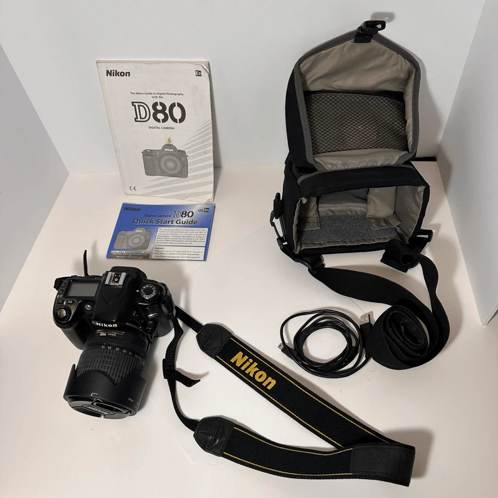 Vintage Nikon D80 Digitial SLR Camera w/ Nikon DX 18-135 mm Zoom Lens w/ Cases