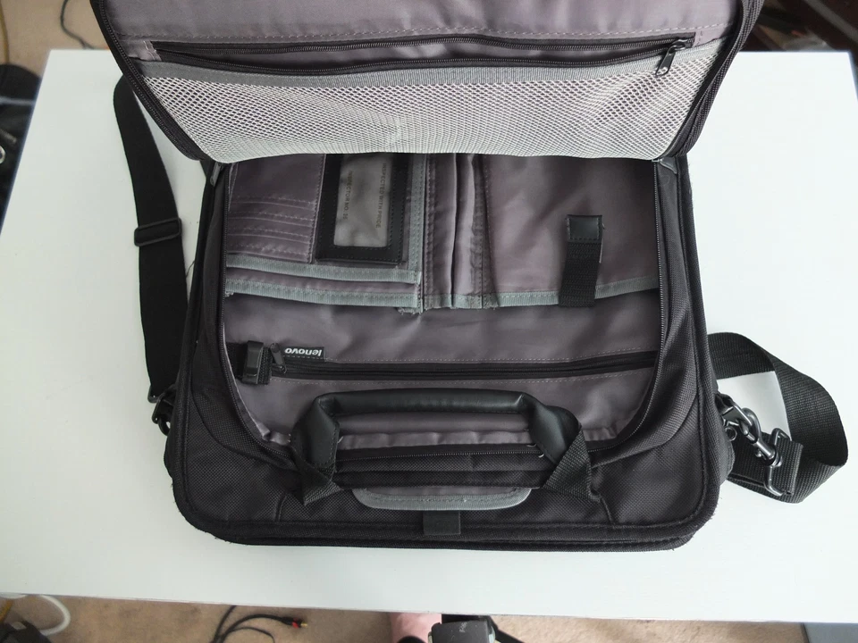 Lenovo ThinkPad 17” Grande Laptop Negro Nylon Estuche de Transporte Bolsa con Correa Foto 3 de 4