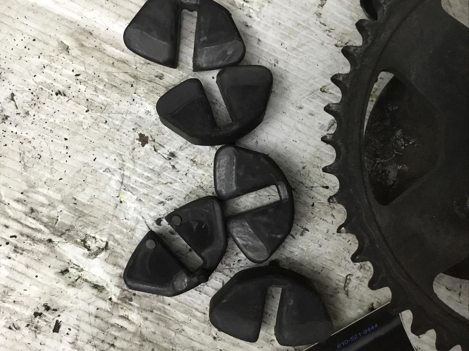 96-99 BUJE PIÑÓN TRASERO SUZUKI BANDIT 600 CON ACCIONAMIENTO DE EMPUJE 49 DIENTES Foto 2 de 4