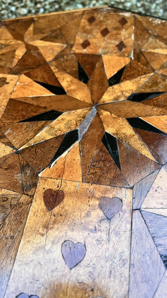 Mesa de cartas antigua - Mesa auxiliar con incrustaciones de chapa - Victoriana temprana - Cartas de juego Foto 3 de 4