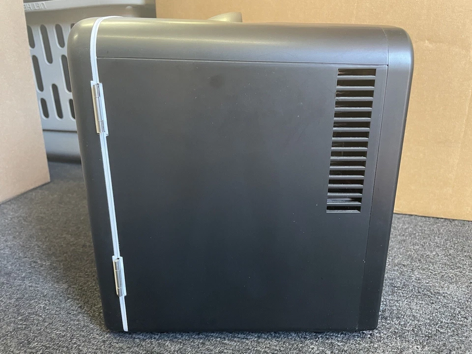 Hot/Cold Chefman AC/DC mini fridge - Image 3 of 4