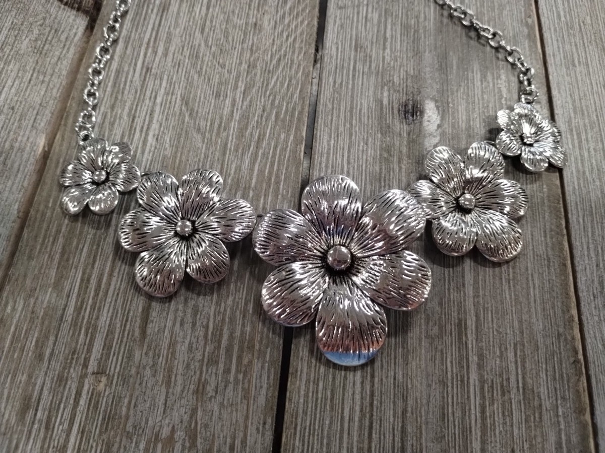 Silvertone Flower Statement Necklace Total Length 21