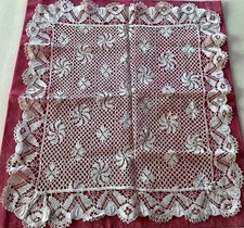 Ancien napperon en dentelle de lin, dimensions 76 x 73 cm