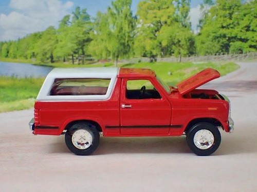 3rd Gen 1980- 1986 Ford Bronco Sport Utility 1/64 Scale Limited Edition B - Picture 3 of 5