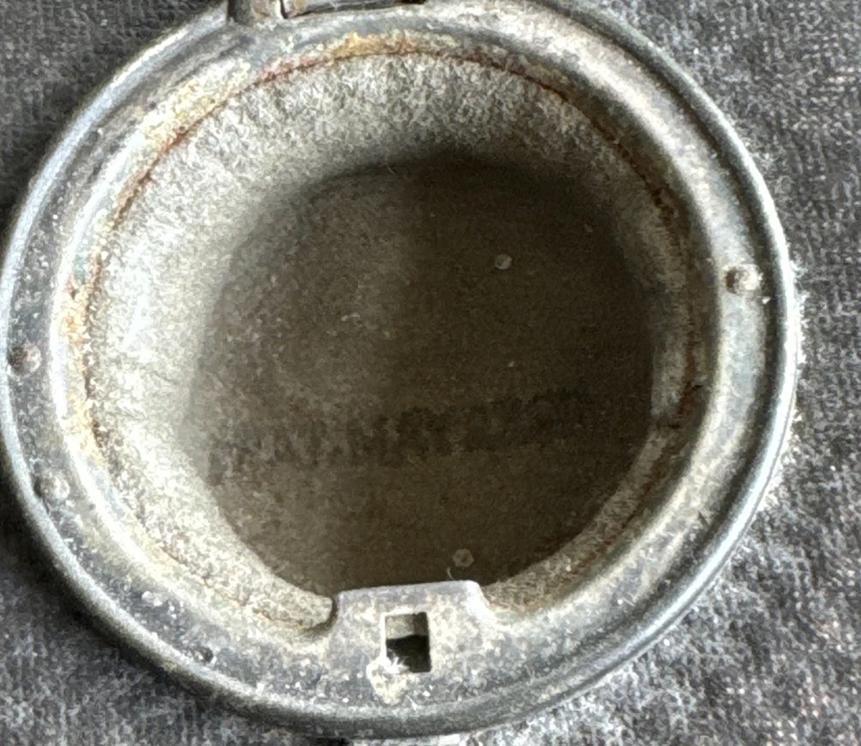 Antigua caja de cuello de cuero con tapa abatible para tachuelas fecha de patente 27 de mayo de 1890 Foto 3 de 4