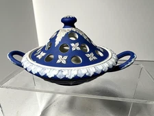 Late 19th Century Wedgwood Blue Jasperware Dipped Potpourri Vase W/Lid