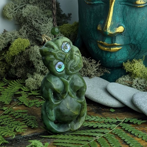 Collier Pendentif Hei Tiki En Jade Néphrite Noire Et Nacre (abalone) - Marque 81stgeneration, Longueur 84 Cm