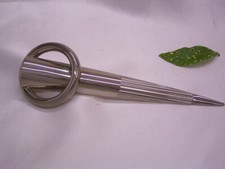 VERSACE : GROßE BROSCHE / ANSTECKER: ABSTRAKT: METALL / SILBERFARBEN (G16)