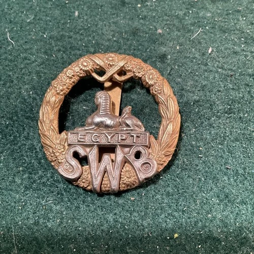 SOUTH WALES BORDERERS CAP BADGE IN BI METAL  gilded Ww1    O56