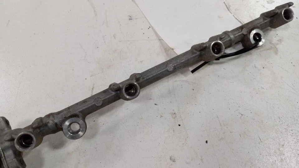 Barra de montaje de inyector de inyección de riel de combustible Scion TC 2006 2007 2008 2009 2010 Foto 3 de 4