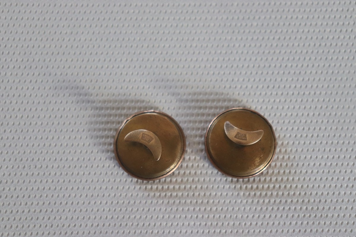 Boutons De Manchettes Anciens En Laiton J.H - 2,5 Cm, Brevetés, Occasion à Nettoyer