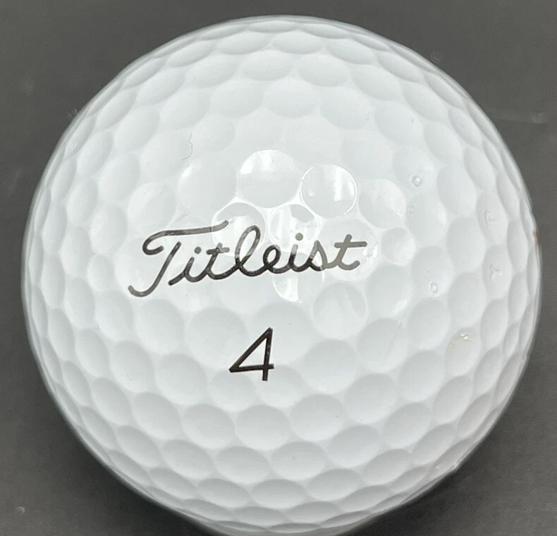 Pelota de golf con logotipo marrón rubí (1) Titleist Pro V1 usada Foto 2 de 4