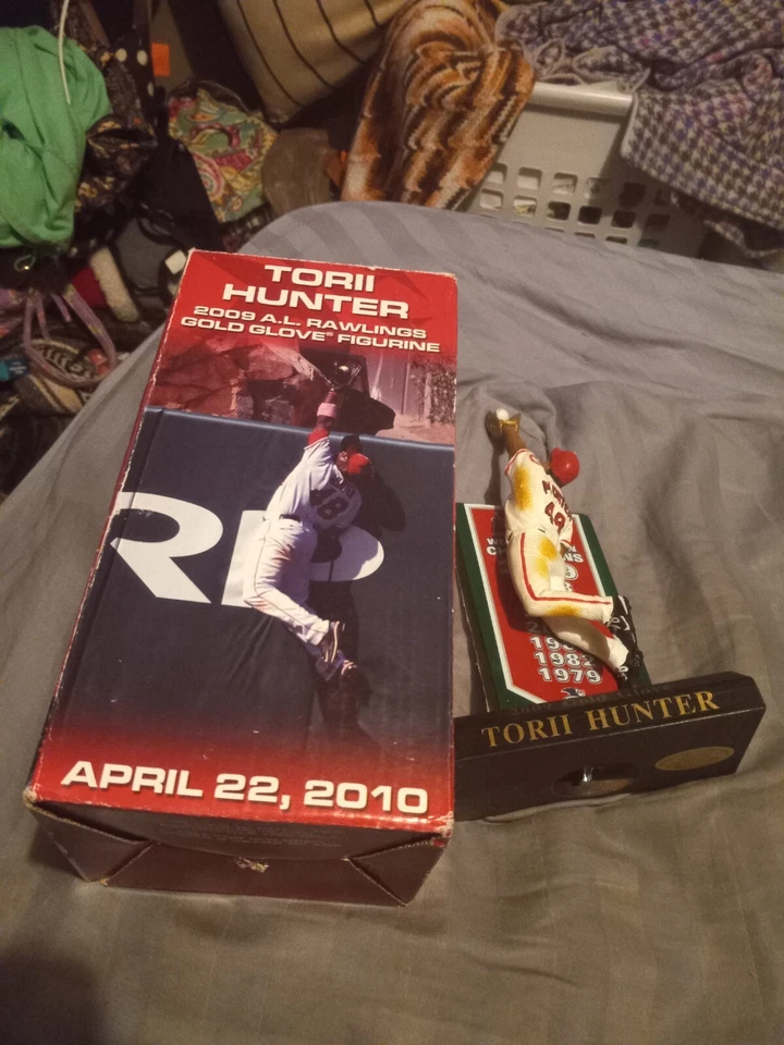 TORII HUNTER 2009 A.L. Rawlings Золотая перчатка фигурка ~ новый в коробке ~ 22 апреля 2010 - Изображение 2 из 4