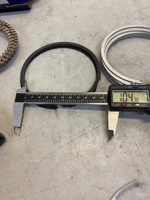 Componentes del bloque de cilindros Hastings 2M683060 - Anillo de pistón del motor de 4,3 pulgadas de diámetro Foto 3 de 4