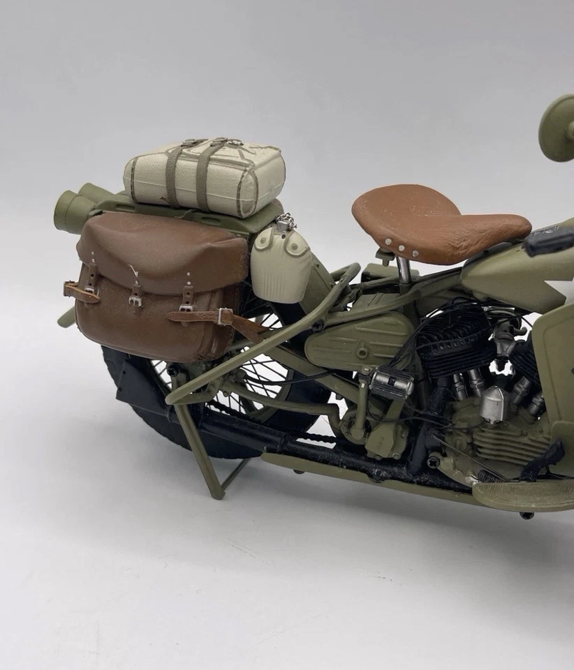Franklin Mint Harley Davidson 1942 WLA War Motorcycle  W/ Accessories 1:10 Scale - Image 3 of 4