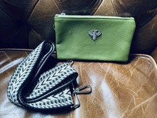 Borsa piccola in pelle italiana verde motivo ape 