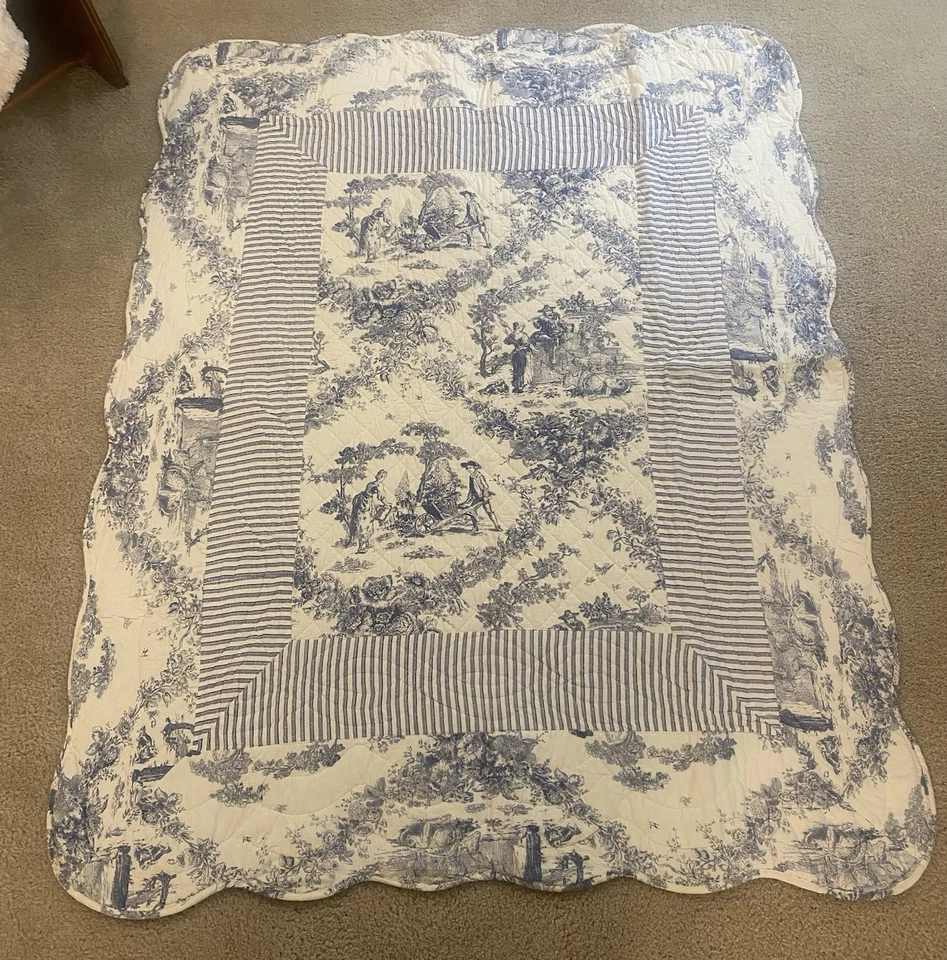 Quilted blanket/throw featuring a blue & white toile de Jouy pattern & stripes - Image 3 of 4