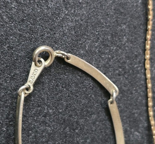 Vtg Lot Of 9 Avon Jewelry Pcs: Necklaces Bracelets/Bangle. Gold Tone, Chains Etc - Picture 5 of 14