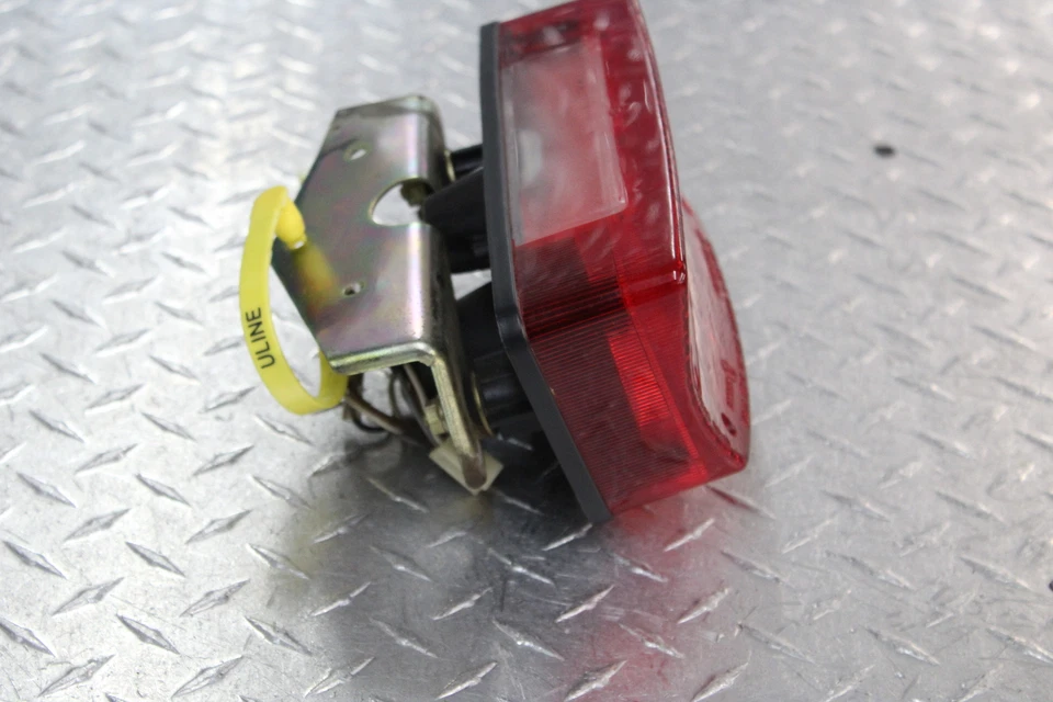 1985 SUZUKI GS550ESF LANTERNA TRASEIRA TRASEIRA LUZ DE FREIO TRASEIRA DANOS - Imagem 3 de 4