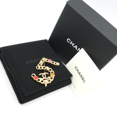 CHANEL ゴールド 数字5 ブローチ CHANEL 21P NEW 'CHANEL No 5' GOLD PEARL JEWELED CC LOGO BROOCH PIN