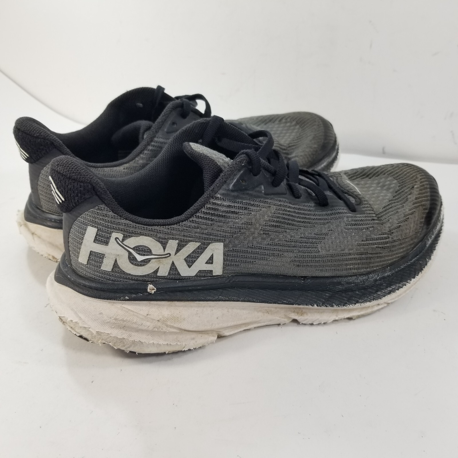 HOKA ONE ONE Clifton 9 Youth Big Kid Sneaker, Black/White, Unisex Size 6.5 MD US thumbnail 4