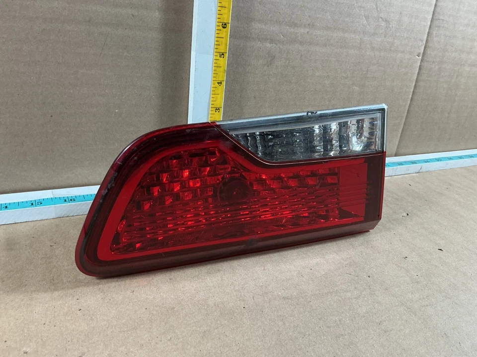Luz trasera izquierda montada en la tapa del maletero del lado del conductor Kia Forte Koup 2010-2013 Foto 3 de 4