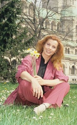 Senta Berger stroll through the city next to the filming of the W- 1981 Photo 2