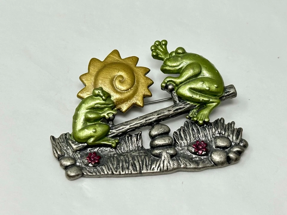 Broche prendedor BONITAMENTE FIRMADO DD Silvertone verde amarillo esmalte ranas en balancín sol Foto 4 de 4