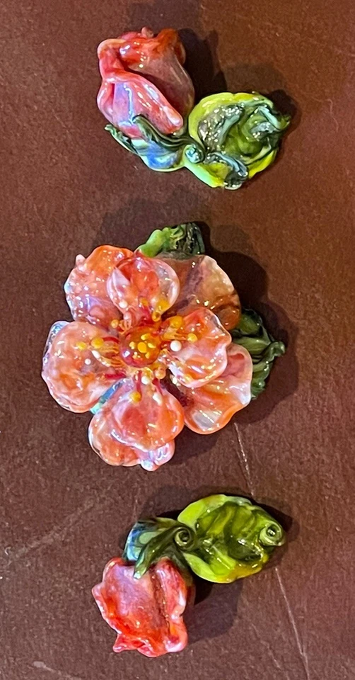 Cuentas de Murano Focal Flor Rosa Patsy Evins con 2 Brotes y Hojas - Hermoso Foto 3 de 4