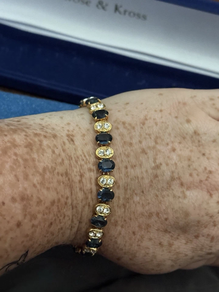 Pulsera Camrose & Kross JBK Chapada en Oro Blanco y Cristal de Zafiro con Extensión Foto 2 de 4