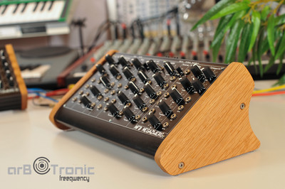 MFB Megazwerg Kraftzwerg Urzwerg Schlagzwerg Synth Filter Side Panel Stand