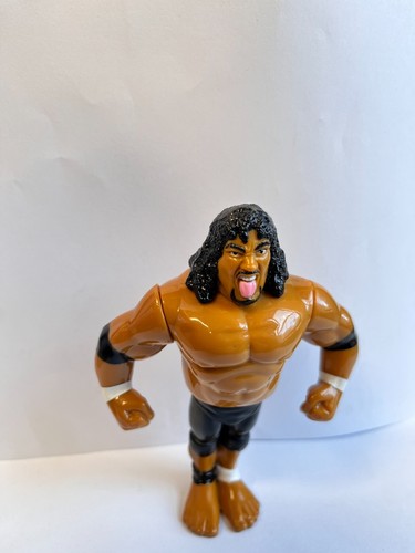 FIGURA DE ACCIÓN DE LUCHA LIBRE WWE HEADSHRINKER SAMU HASBRO WWF SERIE 8 1991 EN MUY BUENA CONDICIÓN - Imagen 2 de 5