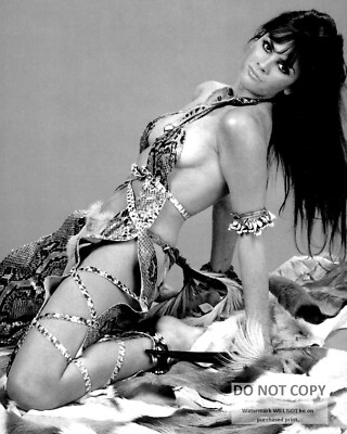 ACTRESS CAROLINE MUNRO PIN UP - 8X10 PUBLICITY PHOTO (FB-037)