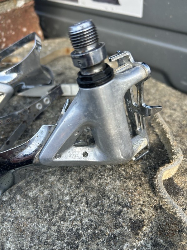 Shimano 600 Pedals with Steel Toe Clips and Straps Vintage Retro 1980s