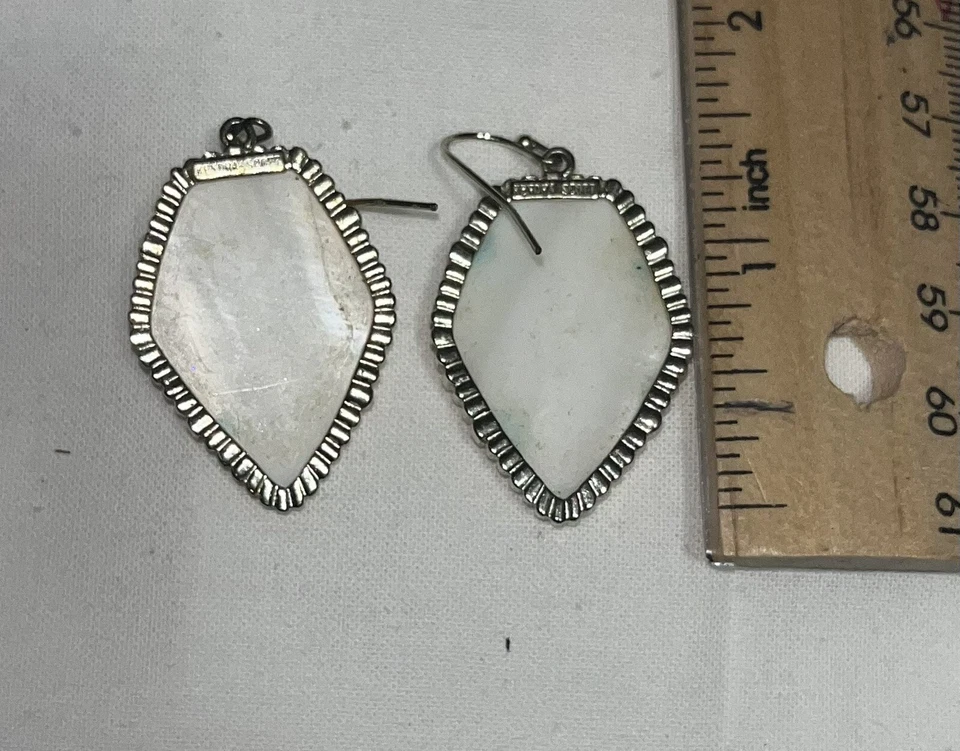 Pendientes Corley Kendra Scott Blanco Madreperla Tono Oro Colgantes Foto 3 de 4