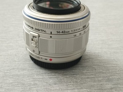 Olympus Digital L ED 14-42mm f3.5-5.6 Objektiv MFT - Silber