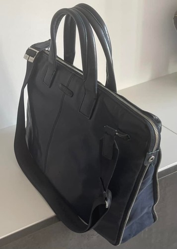 Intramontabile leggera borsa tracolla espandibile in pelle blu Piquadro - Foto 18 di 24