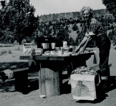 1950's WHEAT CHEX PICNIC WOMAN MOTHER HUNTING TABLE MAP HOLSUM BREAD PHOTO F2