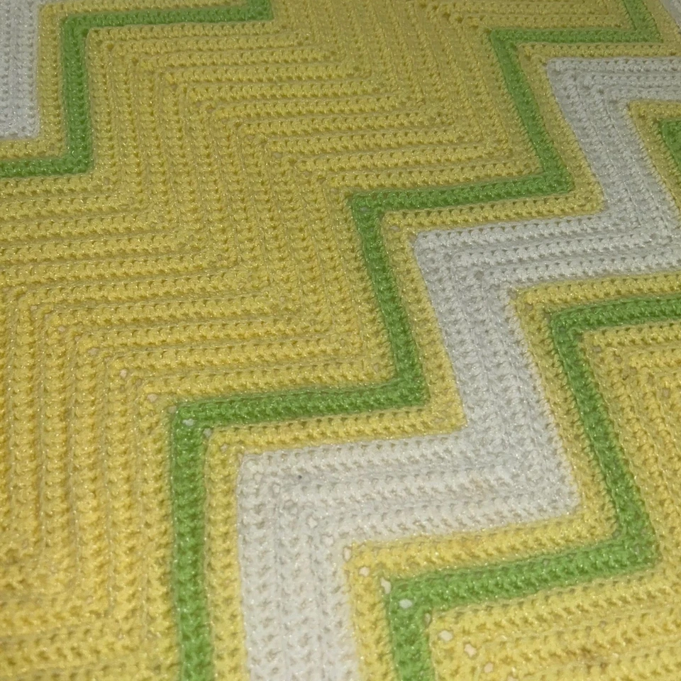 Manta de ganchillo hecha a mano amarilla verde blanca Chevron Zig Zag tejido 52 x 74 Foto 3 de 4