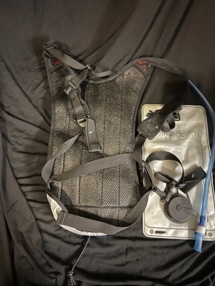 Mochila de caminhada de hidratação Coleman Max 2L - Imagem 4 de 4