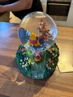 Disney Schneekugel Winnie Puuh und Tigger auf Regenschirm bei Regen, keine Beschädigungen 