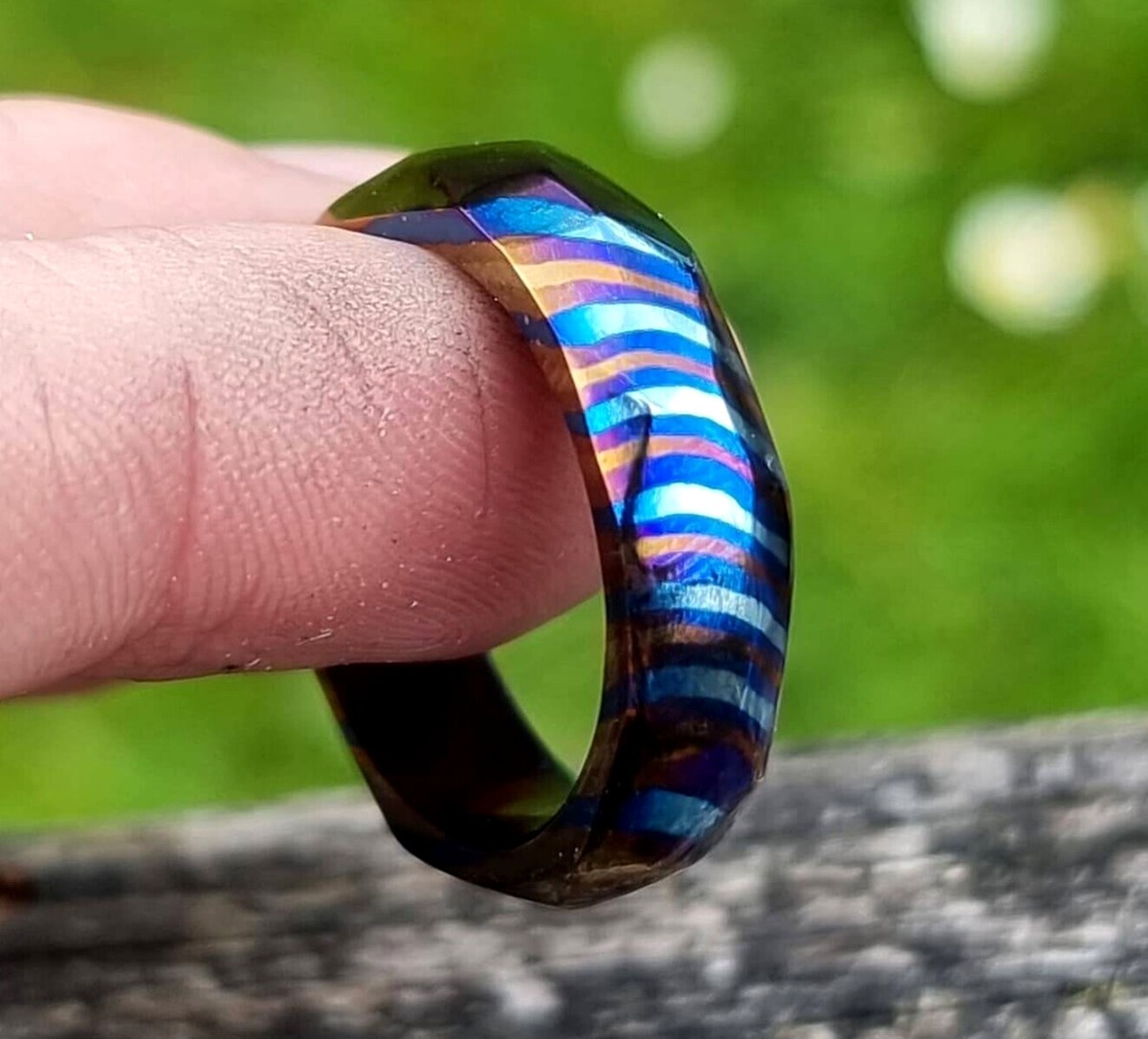Anello Uomo In Titanio Timascus Sfaccettato - Fidanzamento Promessa Personalizzabile - 8mm Martellato
