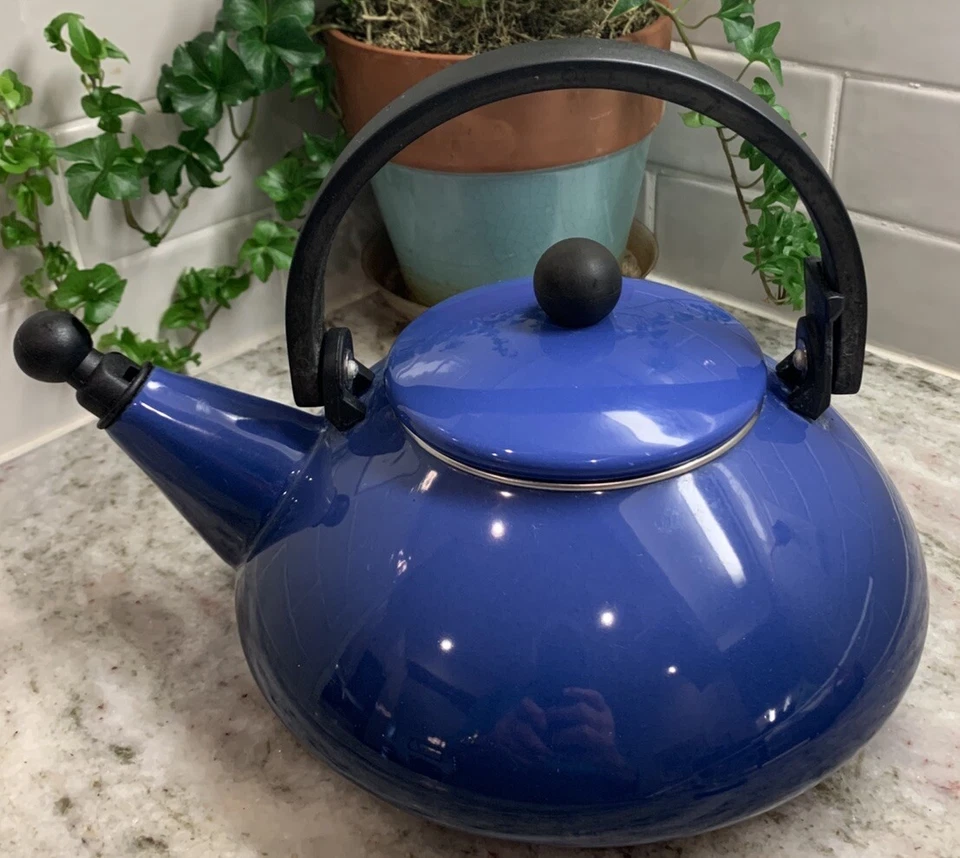 LE CREUSET BLUE AZURE WHISTLING TEA KETTLE CONTEMPORARY DESIGN 1.6 QUART/1.5 R28 - Image 2 of 4