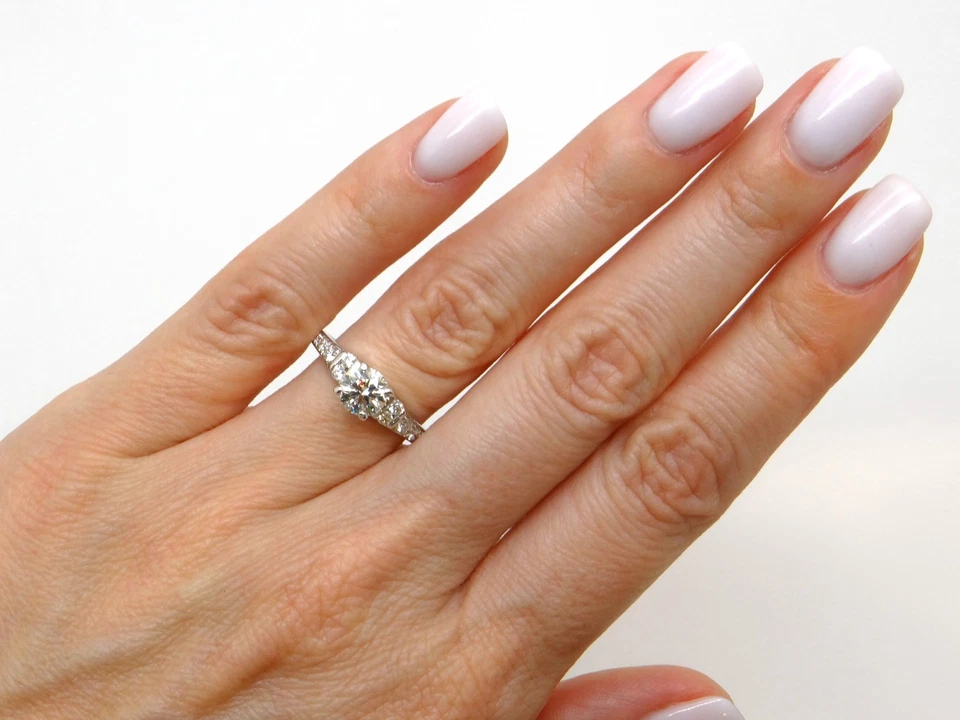 Anillo de compromiso con conjunto nupcial de diamantes redondos de 1,66 quilates de oro blanco de 18 k Hearts on Fire Foto 3 de 4