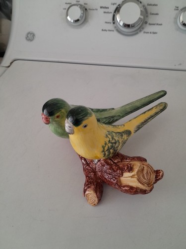 Coppia di uccellini d'amore vintage in maiolica su ramo, Italia, dipinti a mano - Foto 3 di 9